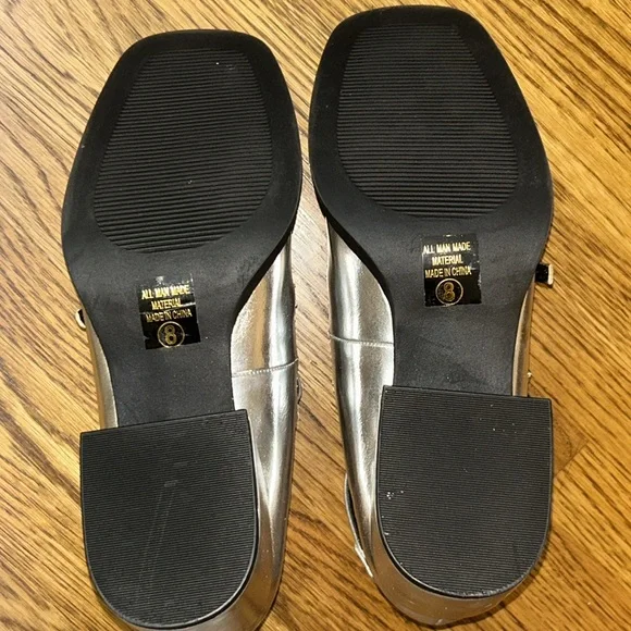 Beautiful Ladies Silver Mary Jane’s - Picture 8 of 8